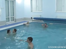 После страстного секса чешские свингеры идут купаться в бассейне