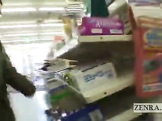 Японская девушка за деньги прогулялась по магазину в голом виде