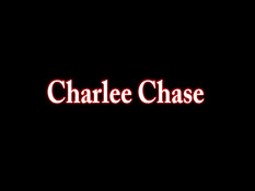 Горячая мамочка Charlee Chase показывает большую грудь и киску