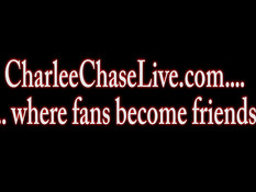 Горячая мамочка Charlee Chase показывает большую грудь и киску