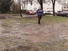 Старая брюнетка приводит в дом парня и ебётся в позе наездницы