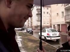 Старая брюнетка приводит в дом парня и ебётся в позе наездницы
