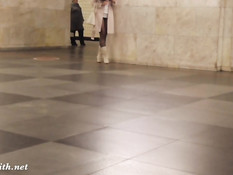 Русская девчонка постоянно ездит в метро в колготках без трусиков