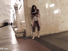 Русская девчонка постоянно ездит в метро в колготках без трусиков