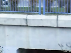 Парень трахает развратную чешскую девушку на городских улицах