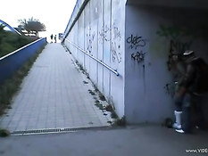 Парень трахает развратную чешскую девушку на городских улицах