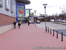 Европейская студентка в сетчатых колготках трахается в боулинге