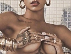Подборка эротических фото популярной темнокожей певицы Rihanna