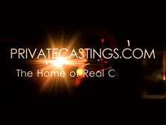 На фотосессии юная брюнеточка отсасывает и дрочит парням члены