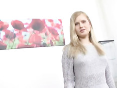21-летняя русская блондиночка Лена оттрахана в выбритую киску