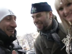 Питерская блондиночка Анита доставила удовольствие двум парням