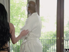 Брюнетка с большой грудью Peta Jensen ублажает чёрного приятеля