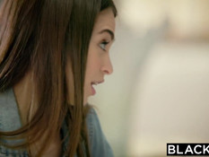 Красивая девушка Riley Reid ощутила большой чёрный член в попе