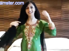 Пакистанская девка Sanam Baloch лежит на кровати в чёрном белье