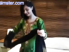 Пакистанская девка Sanam Baloch лежит на кровати в чёрном белье