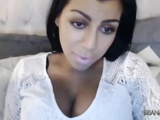 Брюнетка Briana Lee показывает большую грудь в своём онлайн шоу