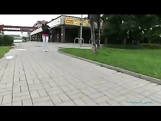 Он снял на улице молодую брюнетку и оттрахал на сеновале в поле
