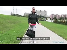 Он снял на улице молодую брюнетку и оттрахал на сеновале в поле