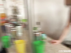 Молодые чешские пары занимаются групповым сексом на свинг пати