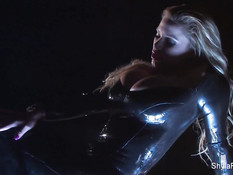 Сисястая блондиночка в чёрном платье Shyla Stylez курит сигарету