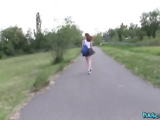 Рыжая шалава за деньги отсасывает парню и ебётся раком в поле