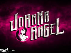 Хозяин выпускает из клетки и трахает секс рабыню Joanna Angel