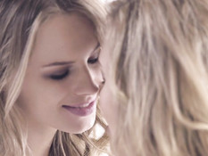 Парнишка оттрахал на кровати красоток Mia Malkova и Jillian Janson