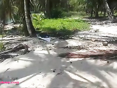 Азиатская девчонка отсосала и подрочила парню член в джунглях