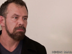 Пожилой бородатый гей оттрахал на кровати молодого бойфренда