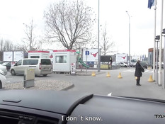 Мужчина оттрахал в автомобиле грудастую светловолосую женщину