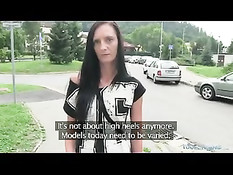 Снял на улице худую славянскую брюнетку и отодрал раком в лесу