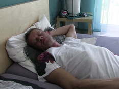Две немецкие женщины разбудили мужчину, чтобы заняться сексом
