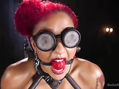Шлюху с красными волосами Daisy Ducati выпороли по голому телу