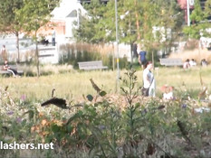 Юная блондиночка задирает юбку и мастурбирует клитор на улице