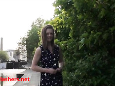 Бесстыжая английская девушка Laura обнажается на улицах города
