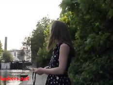 Бесстыжая английская девушка Laura обнажается на улицах города