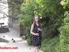 Бесстыжая английская девушка Laura обнажается на улицах города