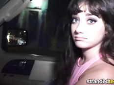 Молодая шалава Gia Paige отсасывает водителю член в автомобиле