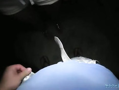 Незнакомая шалава в чёрных трусиках отсасывает и ебётся на улице