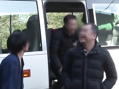 Японская гейша задирает кимоно и ебётся с мужчиной в позе раком