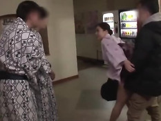 Японская гейша задирает кимоно и ебётся с мужчиной в позе раком