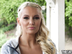 Красивая блондинка Kenzie Taylor сделала мужику глубокий минет