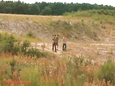 Молодые геи скауты на природе возле палатки надрачивают члены