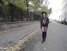 Молодая русская шалунья Jeny Smith гуляет по Москве без трусиков