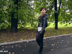 Озорная россиянка Jeny Smith разгуливает в колготках без трусиков