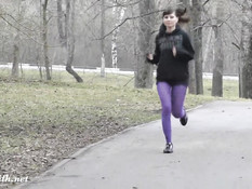 Девка Jeny Smith в колготках делает упражнения на спортплощадке