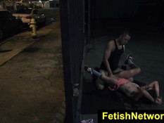 Паренёк ебёт в подворотне молодую шалаву в очках Joseline Kelly