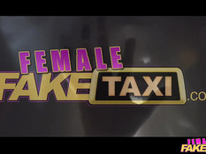 Блондинка таксист Rebecca More трахается с пассажиром в машине