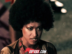 Кудрявая африканская девушка Skin Diamond трахается с фараоном