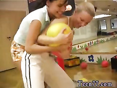 После игры с мячом девчонки решили попробовать лесбийский секс